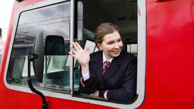 Первые женщины — машинисты электропоезда вышли в рейс - 1tv.ru - Москва