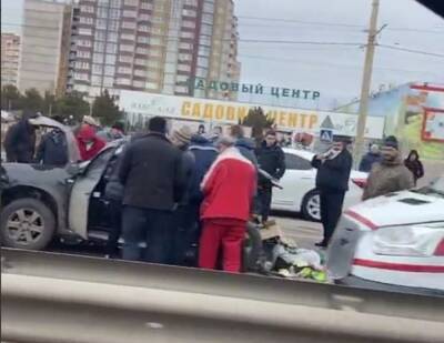 Ford - Людей зажало в салоне: тройное ДТП в Одессе показали на видео - politeka.net - Украина - Одесса - Одесса - Скончался