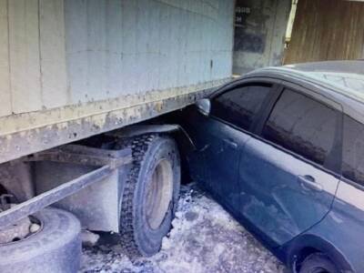 В Миассе грузовик сорвался с буксира и протаранил легковушку - u24.ru