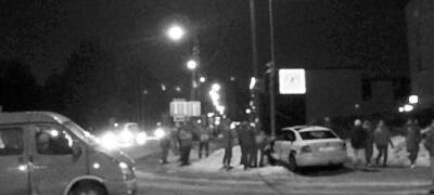 Автомобиль выбросило на тротуар в результате аварии в одном из городов Карелии (ФОТО) - stolicaonego.ru - Медвежьегорск - республика Карелия - Газ