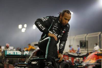 Льюис Хэмилтон - Карлос Сайнс - Шарль Леклер - На Гран-при "Формулы-1" в Бахрейне Хэмилтону покорились два рекорда - sport.ru - Бахрейн