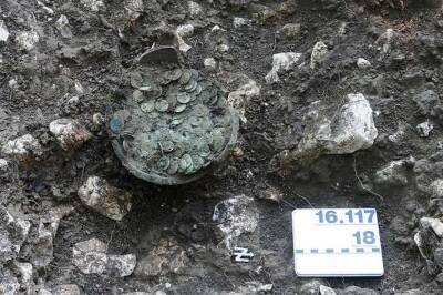 Археолог обнаружил клад редких монет времен правления Константина (Фото) - lenta.ua - Украина - Швейцария - Германия