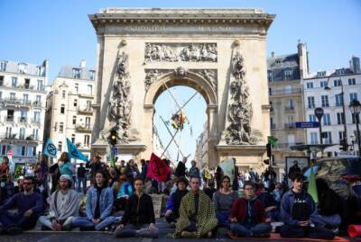 Эммануэль Макрон - Марин Ле-Пен - Активисты по борьбе с изменением климата заблокировали центральную площадь Парижа в знак протеста против выборов - enovosty.com - Франция - Париж - Протесты