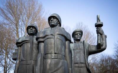 Литва - В Литве начали демонтировать памятники советским военным - obzor.lt - Москва - Россия - Украина - Литва - Чита