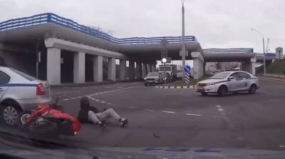 В Минске мотоциклист уходил от погони и врезался в автомобиль ГАИ. Возбуждено более 10 административных дел - ont.by - Белоруссия - Минск