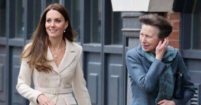 Елизавета II - Кейт Миддлтон - королева Елизавета - Уильям Кейт Миддлтон - принцесса Анна - Кейт Миддлтон вместе с принцессой Анной посетили королевский колледж акушерок - focus.ua - Украина - Лондон