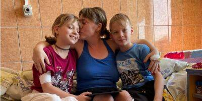 «Глянула на Яну, а она без кроссовок». Мама и дочь потеряли ноги после взрыва в Краматорске, опорой семьи стал 11-летний мальчик — ВВС - nv.ua - Украина