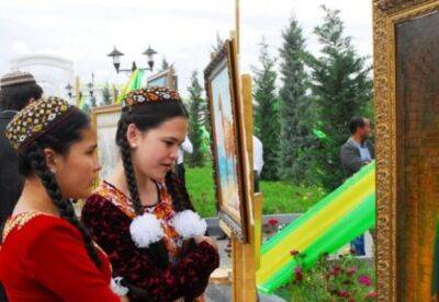 Обыски и штраф за маникюр, джинсы и окрашенные волосы: в Туркменистане ввели жесткие запреты для женщин - facenews.ua - Украина - Туркмения - Ашхабад