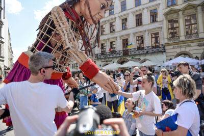 Трехметровая беженка прошлась по Кракову, чтобы поддержать украинцев - odessa-life.od.ua - Сирия - Украина - Англия - Польша - Война