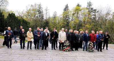 Литва - Легли цветы на могилы - obzor.lt - Россия - Белоруссия - Литва - Вильнюс