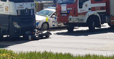 ФОТО: В Пардаугаве мотоцикл попал под фуру, движение затруднено - rus.delfi.lv - Латвия