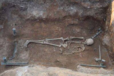 Греция - В 2000-летней гробнице обнаружен скелет на бронзовом ложе с золотым слитком во рту - lenta.ua - Украина - Греция