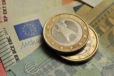 Курс евро на Мосбирже упал до 61,1 рубля впервые с мая 2017 года - smartmoney.one - Москва - Москва