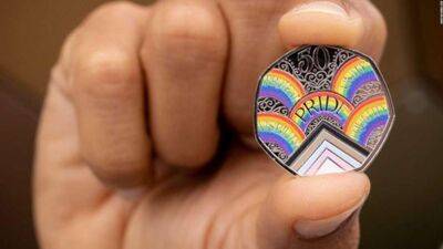 Елизавета II - Михаил Гольд - Королевский монетный двор выпустил монету в честь 50-летия первого гей-прайда в Великобритании - lenta.ua - США - Украина - Англия - Германия - Канада - Великобритания