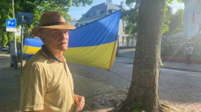 В Гааге каждый день вывешивают огромный флаг Украины перед посольством РФ - pravda.com.ua - Россия - Украина - Гаага