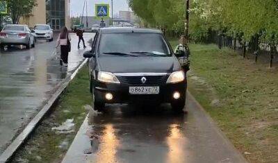 Женщина на «Рено Логан» проехалась по тротуару около школы в Тобольске - nashgorod.ru - Тюмень - Тобольск