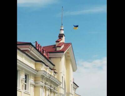 Над залізничним вокзалом Херсона вивісили прапор України (відео) - vchaspik.ua - Украина - Україна - місто Херсон - Facebook