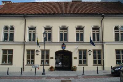 Швеция - С посольства Литвы в Швеции сорван украинский флаг - obzor.lt - Украина - Швеция - Литва