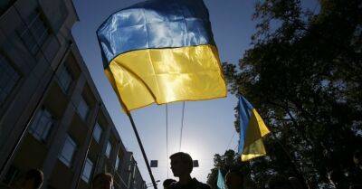 Полиция задержала мужчину, который ударил юношу с украинским флагом - rus.delfi.lv - Украина - Рига - Латвия