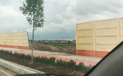 В Сергелийском районе из-за сильного ветра обрушилась часть стены вдоль новой дороги - podrobno.uz - Узбекистан - Ташкент