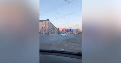 ВИДЕО. Дрифт в центре Риги закончился столкновением BMW с Audi - rus.delfi.lv - Рига - Латвия