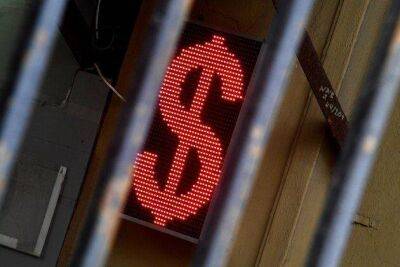 Доллар на Мосбирже завершил день снижением до 56,8 рубля, евро - до 58,55 рубля - smartmoney.one - Москва - Москва