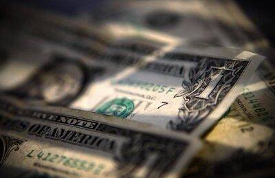 Средневзвешенный курс доллара США к российскому рублю со сроком расчетов "завтра" по состоянию на 15:30 мск 26 мая составил 62,0495 руб. - smartmoney.one - Россия - США - Reuters