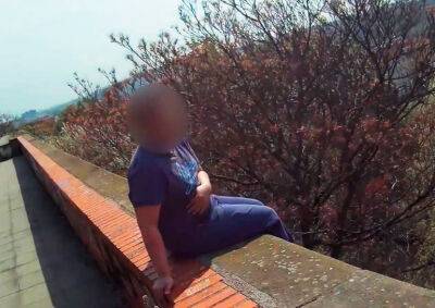 В Праге полицейский отговорил мужчину от самоубийства: видео - vinegret.cz - Чехия - Прага