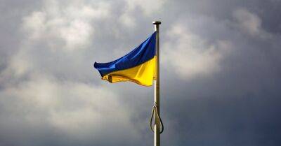 Напавший на юношу из-за украинского флага может получить 200 часов общественных работ - rus.delfi.lv - Украина - Рига - Латвия