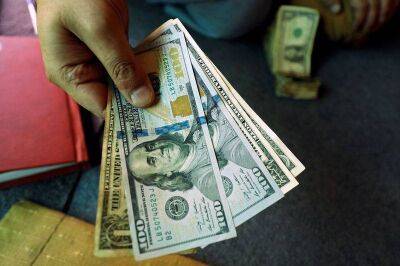 Средний курс доллара США со сроком расчетов "завтра" по итогам торгов составил 56,8269 руб. - smartmoney.one - США - Reuters