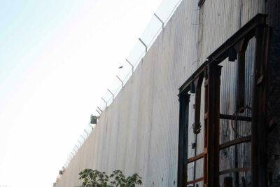 ЦАХАЛ начал строить бетонную стену на границе с ПА в Шароне - news.israelinfo.co.il - Израиль - Палестина