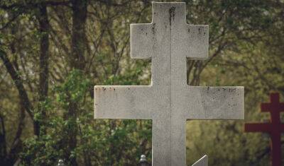 В Тюмени на Текутьевском кладбище неизвестные развесили на крестах нижнее белье - nashgorod.ru - Россия - Тюмень
