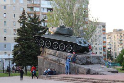 Танк, який стояв на постаменті в центрі Лисичанська, вдалося завести - він поїхав (відео) - vchaspik.ua - Украина - місто Сєвєродонецьк