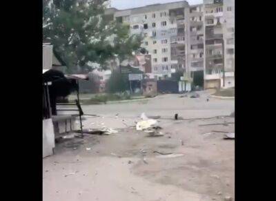 "Прильоти" в будинки та згорілий ринок: нове відео з Лисичанська - vchaspik.ua - Украина