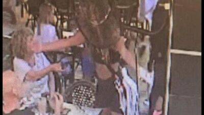 Пьяный дебош в Нетании: две женщины перевернули столы и напали на посетителей в ресторане - vesty.co.il - Израиль - Нетания