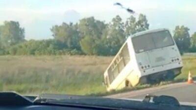 Под Новосибирском автобус съехал в кювет – пострадал подросток - usedcars.ru - Новосибирск - Новосибирская обл.