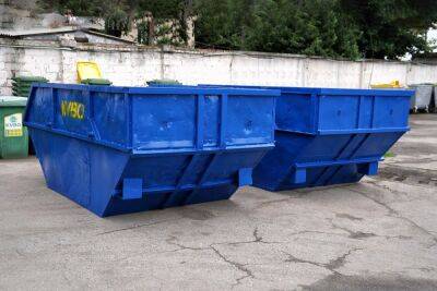 В Харькове ремонтируют пробитые снарядами мусорные контейнеры (фото) - objectiv.tv - Украина - Харьков