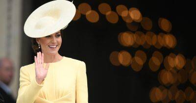 принц Уильям - Елизавета II - принцесса Диана - Кейт Миддлтон - принц Филипп - Кейт Миддлтон пришла на Службу Благодарения в роскошном платье-пальто яркого цвета - focus.ua - Украина - Англия - Бахрейн