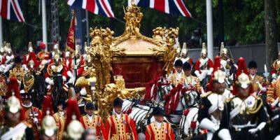 Елизавета II - принц Чарльз - принцесса Анна - Финал четырехдневных торжеств. Елизавета II пропустила парад — зрителям показали голограмму молодой королевы внутри 260-летней кареты - nv.ua - Украина - Лондон