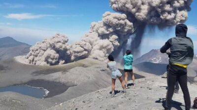 На Курильских островах вулкан Эбеко выбросил столб пепла высотой более 3 км - unn.com.ua - Украина - Киев - Курильск - Сахалинская обл.
