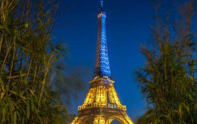 Эйфелеву башню окрасили в цвета флага Украины - korrespondent - Украина - Франция - Париж - Видео