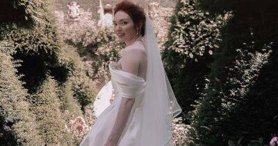 Элеанор Томлинсон, звезда сериала "Полдарк", устроила сказочную свадьбу в английском стиле - focus.ua - Украина - Англия