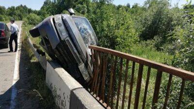 Под Тверью неловкого водителя "шестёрки" спасли кусты и ограждение моста - usedcars.ru - Тверь - Орша