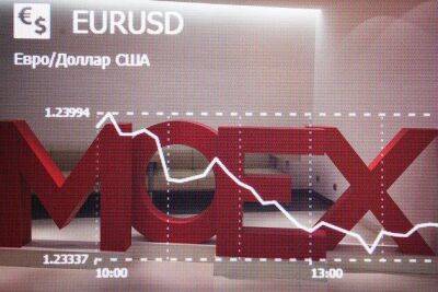 Мосбиржа: рубль резко ослаб против доллара и евро в ходе торгов четверга - smartmoney.one - Москва - Москва