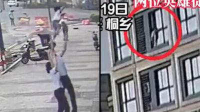 Это видео потрясло мир: прохожий вытянул руки и поймал выпавшую с 5-го этажа девочку - vesty.co.il - Китай - Израиль