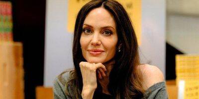 Анджелина Джоли - Идеальный образ для путешествий. Анджелина Джоли показала, как стильно носить пижамный костюм - nv.ua - Украина - Лондон