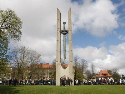 Литва - В Клайпеде начались работы по демонтажу советского монумента - obzor.lt - Германия - Литва
