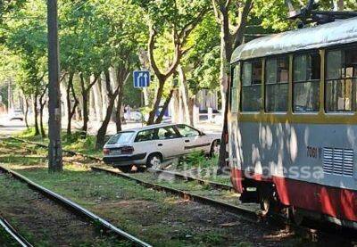 В Одессе легковушка остановила трамваи | Новости Одессы - odessa-life.od.ua - Украина - Одесса