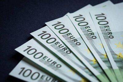 Курс евро на Мосбирже поднялся выше 63 рублей впервые с 1 августа - smartmoney.one - Москва - Москва