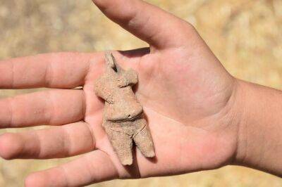 Археологи виявили у Туреччині 7800-річну статуетку жінки (Фото) - lenta.ua - Украина
